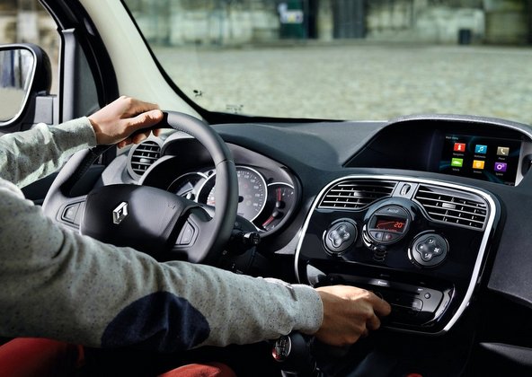 カングー 中古は 危険なエンジンルーム内での燃料漏れ に注意 中古車買うならココに注意