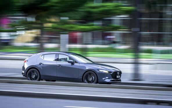 新型マツダアクセラ