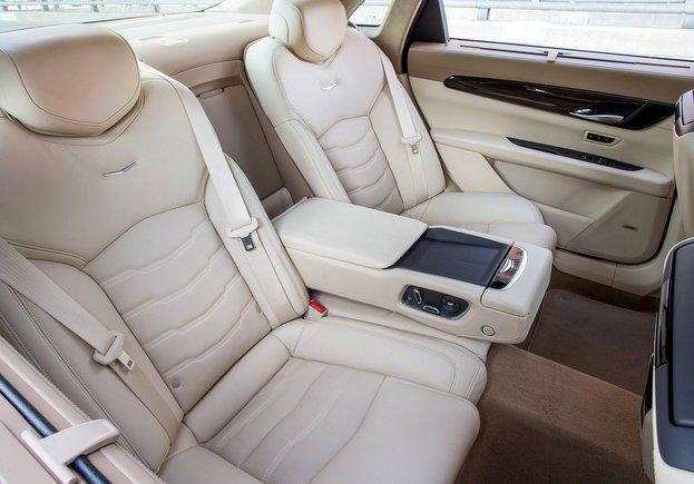 キャデラック CT6 後部座席