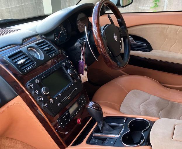 マセラティ 右ハンドル